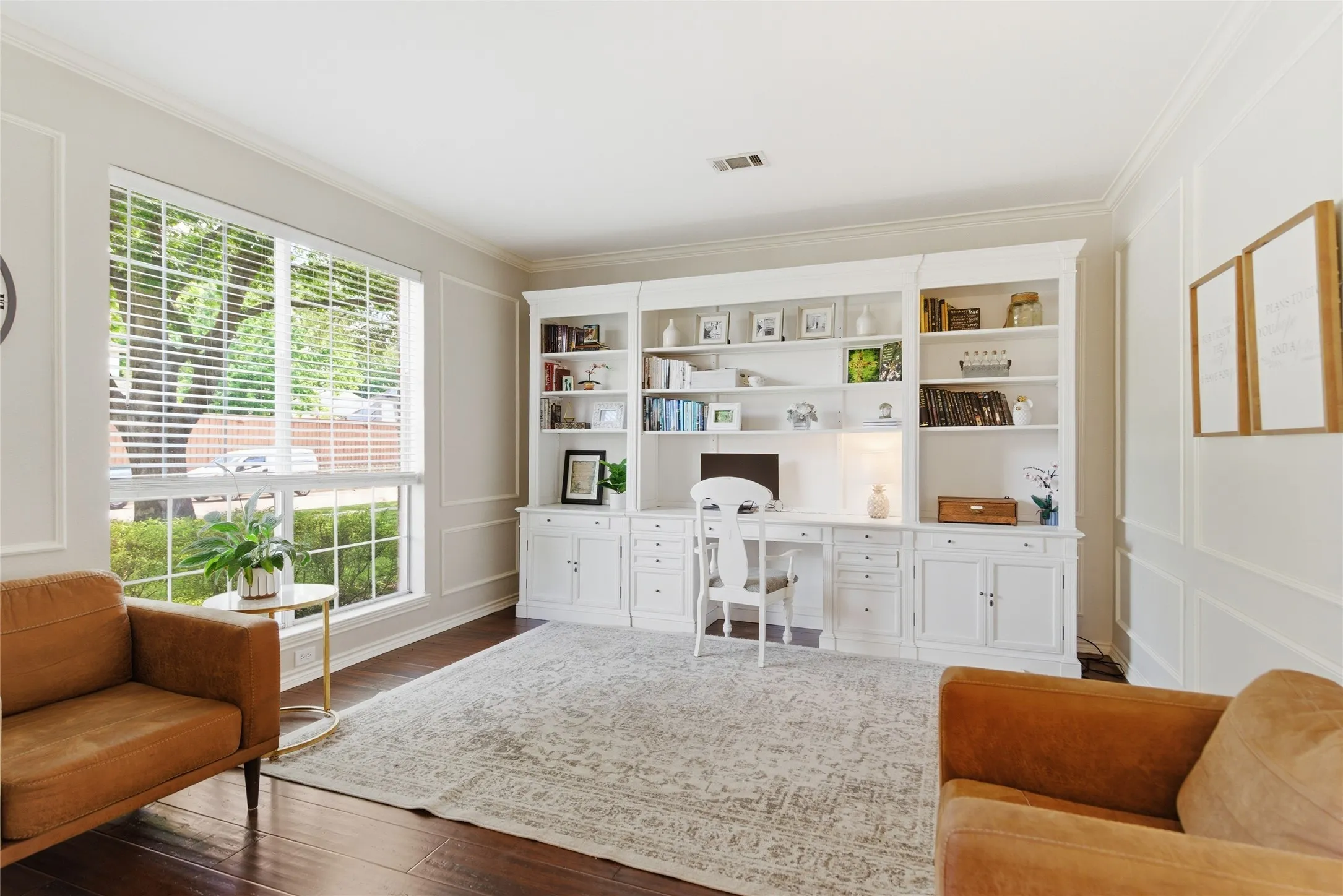 Sitting area at 4112 Blackpool Drive